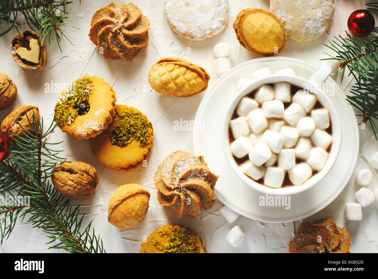 Tasse ho Schokolade und verschiedene Cookies: Linzer Plätzchen, Kekse, Nüsse cookie, orange almond Cookie. Stockfoto