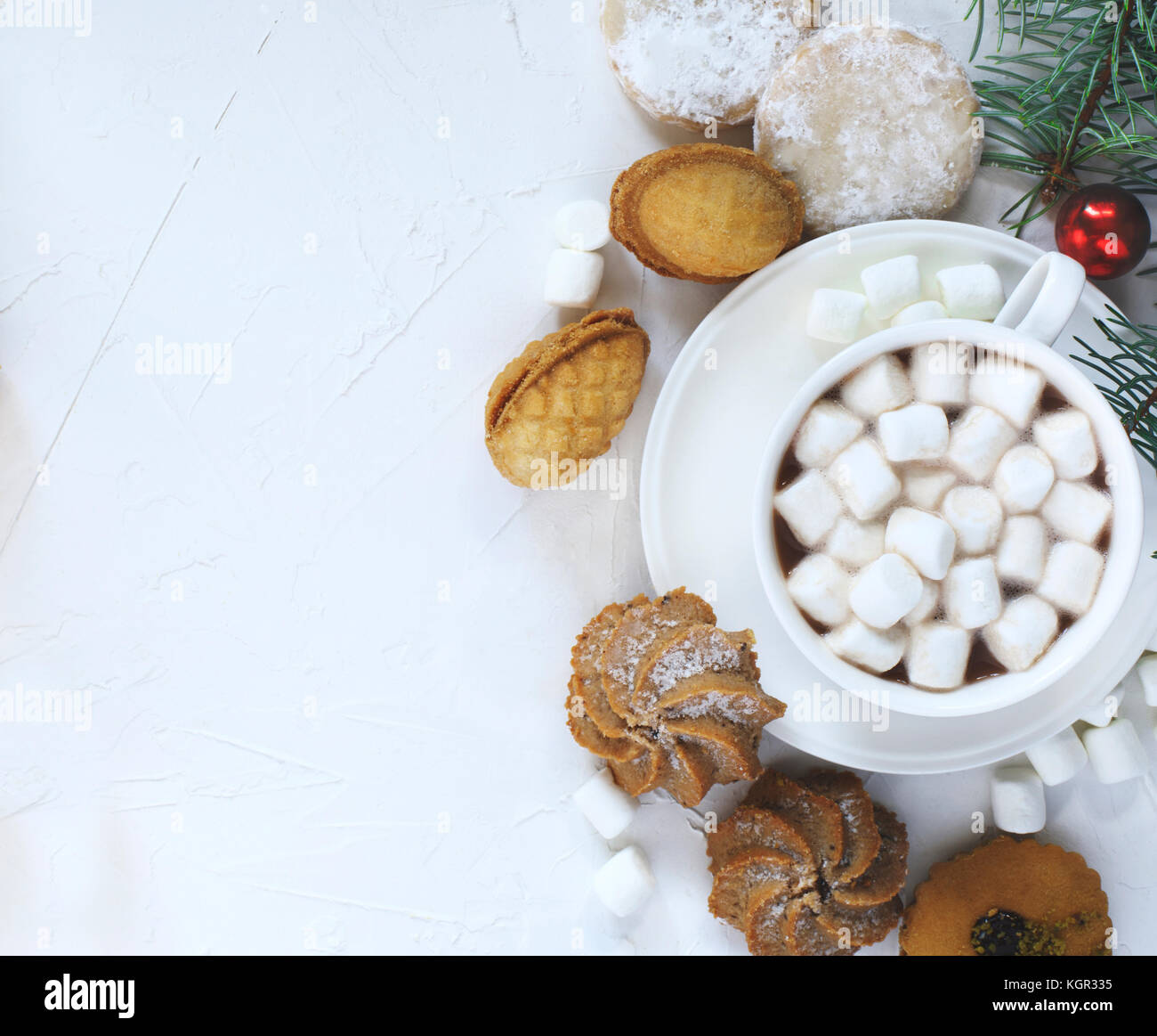Tasse heiße Schokolade und verschiedene Cookies: Linzer Plätzchen, Kekse, Nüsse cookie, orange almond Cookie. Stockfoto