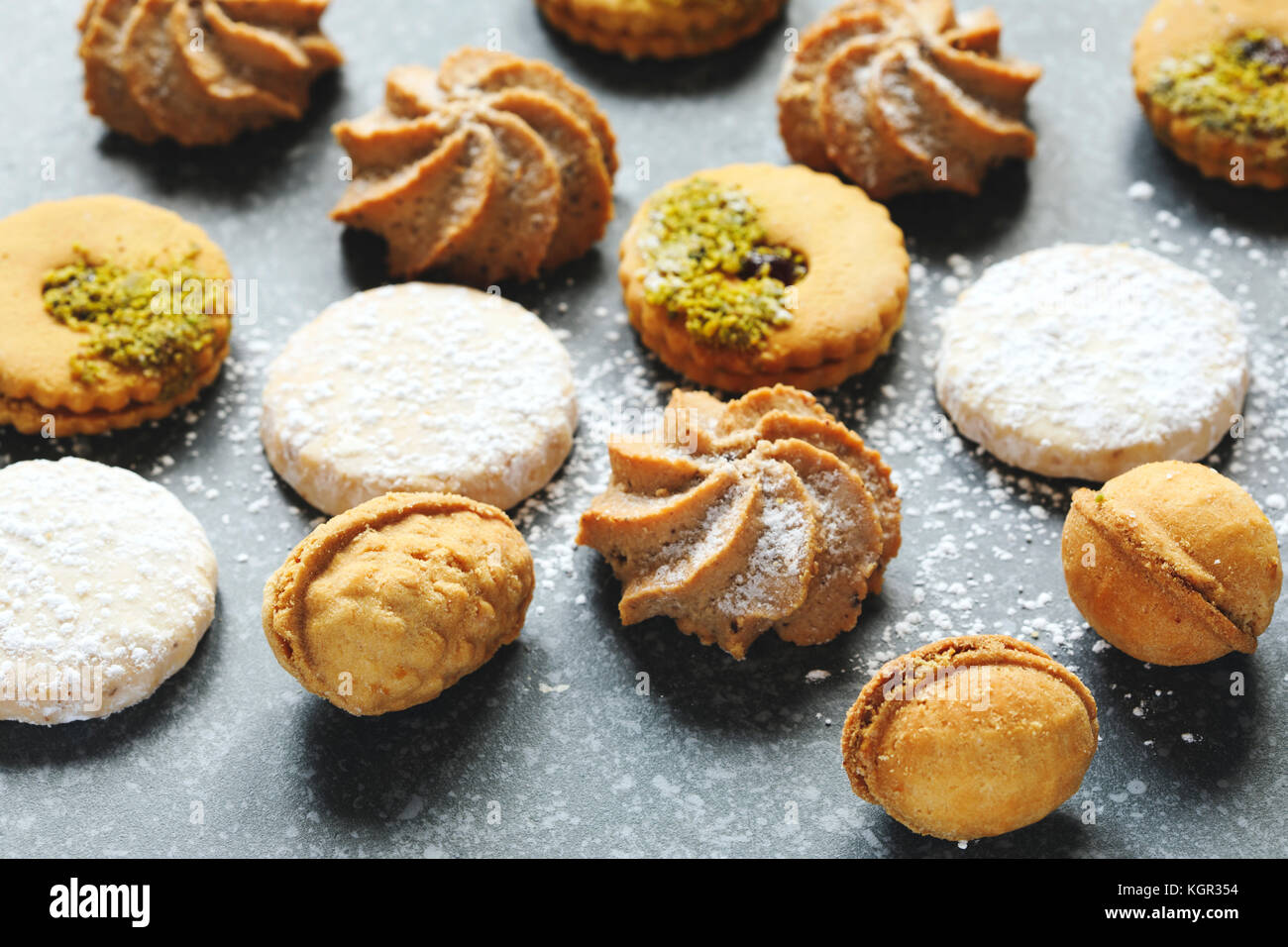 Assorted Cookies: Linzer Plätzchen, Kekse, Nüsse cookie, orange almond Cookie, selektiver Fokus Stockfoto