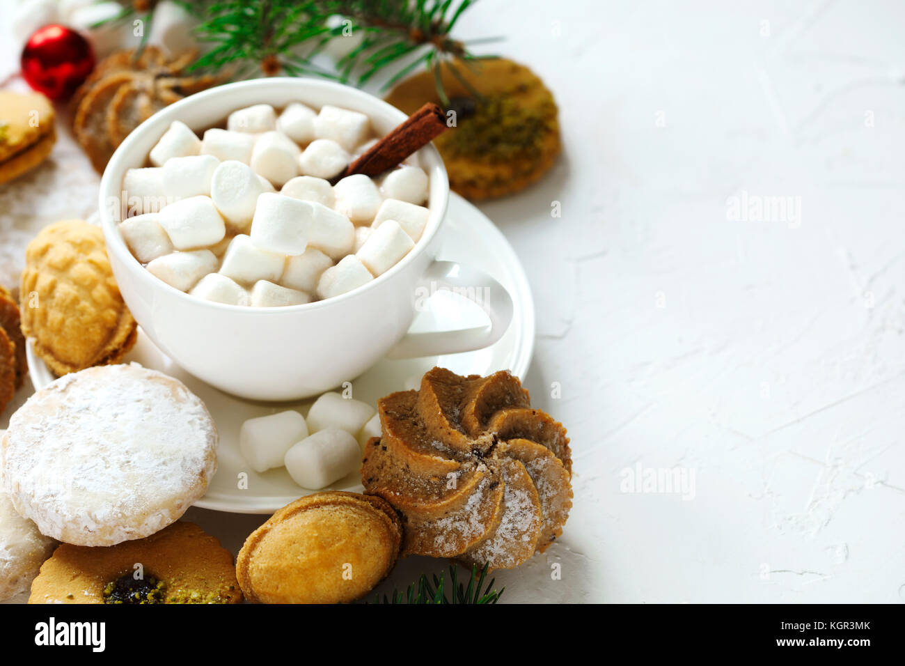 Tasse heiße Schokolade und verschiedene Cookies: Linzer Plätzchen, Kekse, Nüsse cookie, orange almond Cookie. Stockfoto