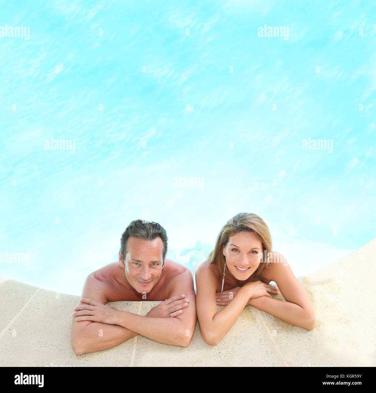 Obere Ansicht von Paar entspannen im Resort pool Stockfoto
