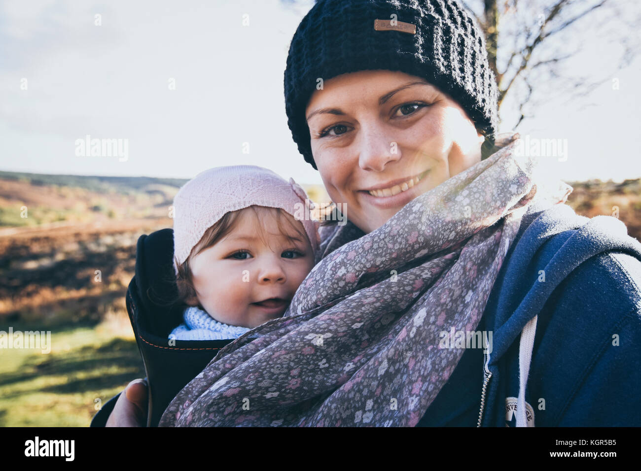 Mutter und Baby smile schön im Herbst Sonne Stockfoto