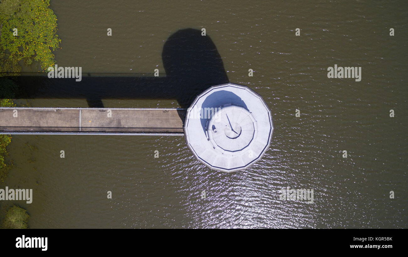 Luftaufnahme des ein-/Auslasssystems auf Lake Clarrie Hall, einem Wasserdamm in den Northern Rivers von NSW. Stockfoto