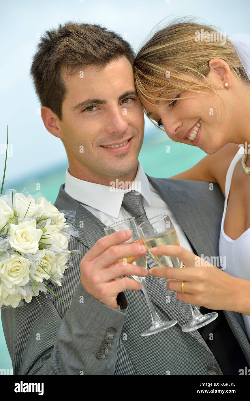 Nur verheiratete Paar hält Glas Champagner Stockfoto