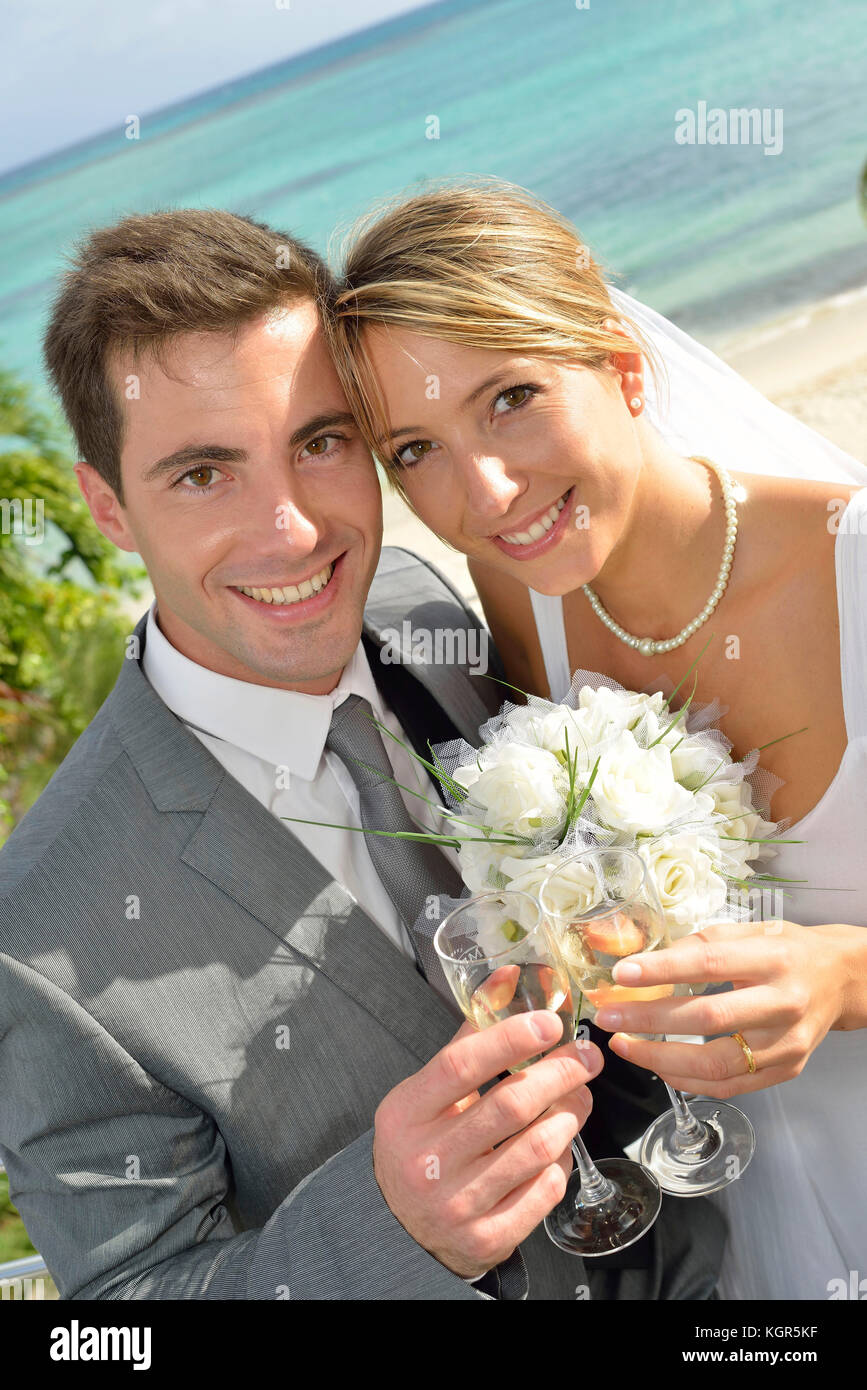 Nur verheiratete Paar hält Glas Champagner Stockfoto