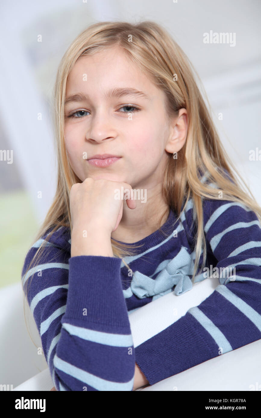 Porträt Der 10 Jährige Blonde Mädchen Stockfotografie Alamy