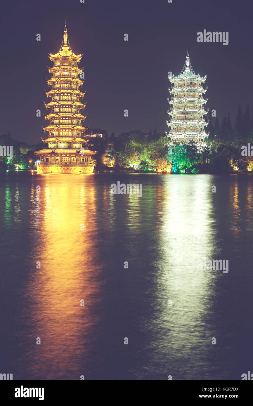 Guilin Sonne und Mond Turm Pagoden in Tanne See bei Nacht, Farbe getonte Bild, China Stockfoto