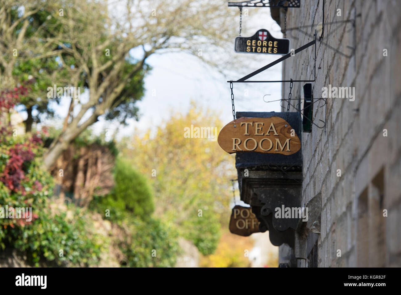 Teestube und post Zeichen außerhalb des Dorfes Shop im Bisley, Cotswolds, Gloucestershire, England Stockfoto