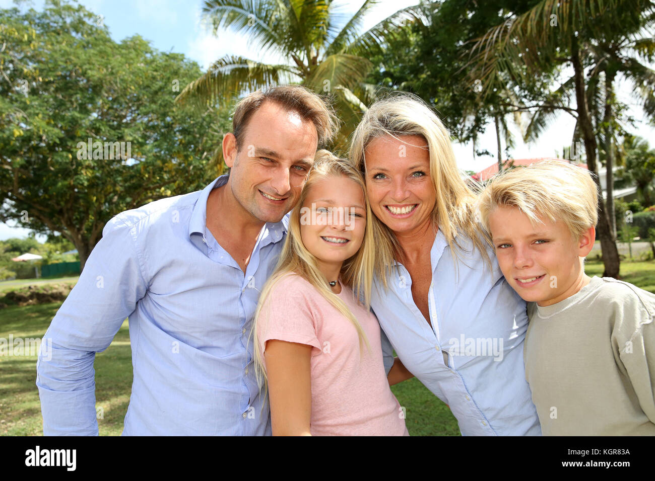 Portrait von Happy Family außerhalb Stockfoto