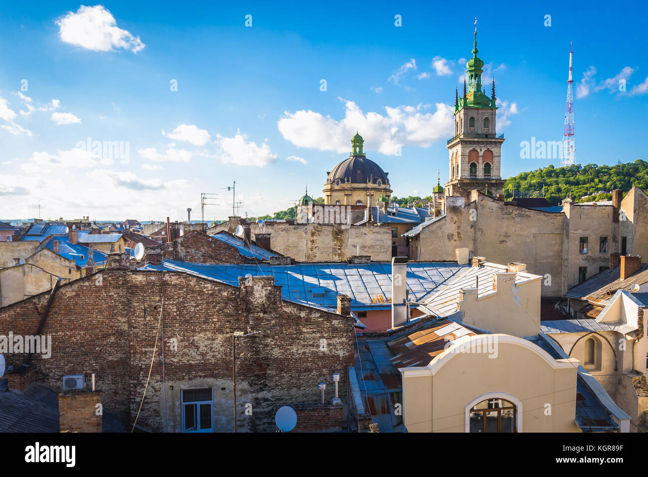 Blick vom Dach des berühmten Restaurants House of Legends auf der Altstadt von Lviv Stadt, Ukraine mit Dominikanerkirche und Turm der Dormition Kirche (Wa Stockfoto