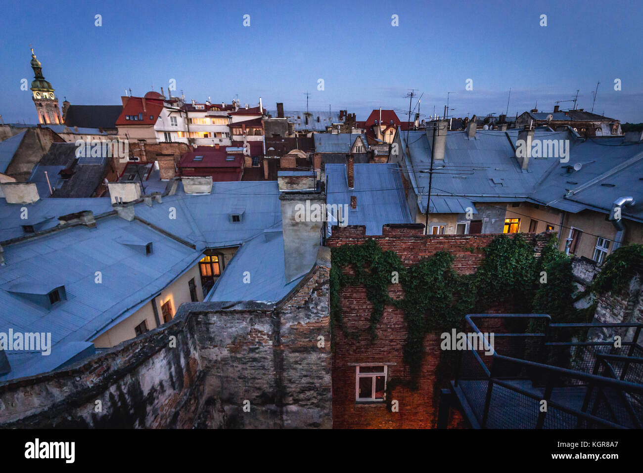 Blick vom Dach des Kryyivka (Versteck - in englischer Sprache als unterirdischer Bunker bekannt) Restaurant und Bar auf der Altstadt von Lviv Stadt, größte Stadt i Stockfoto