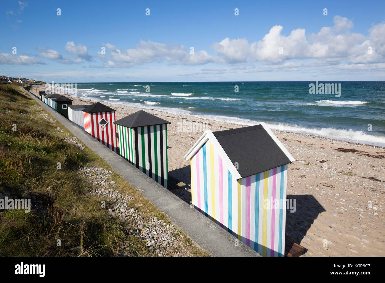 Bunten Badekabinen am Kieselstrand mit blauem Meer und Himmel mit Wolken, Rageleje, Kattegat Coast, Neuseeland, Dänemark, Europa Stockfoto