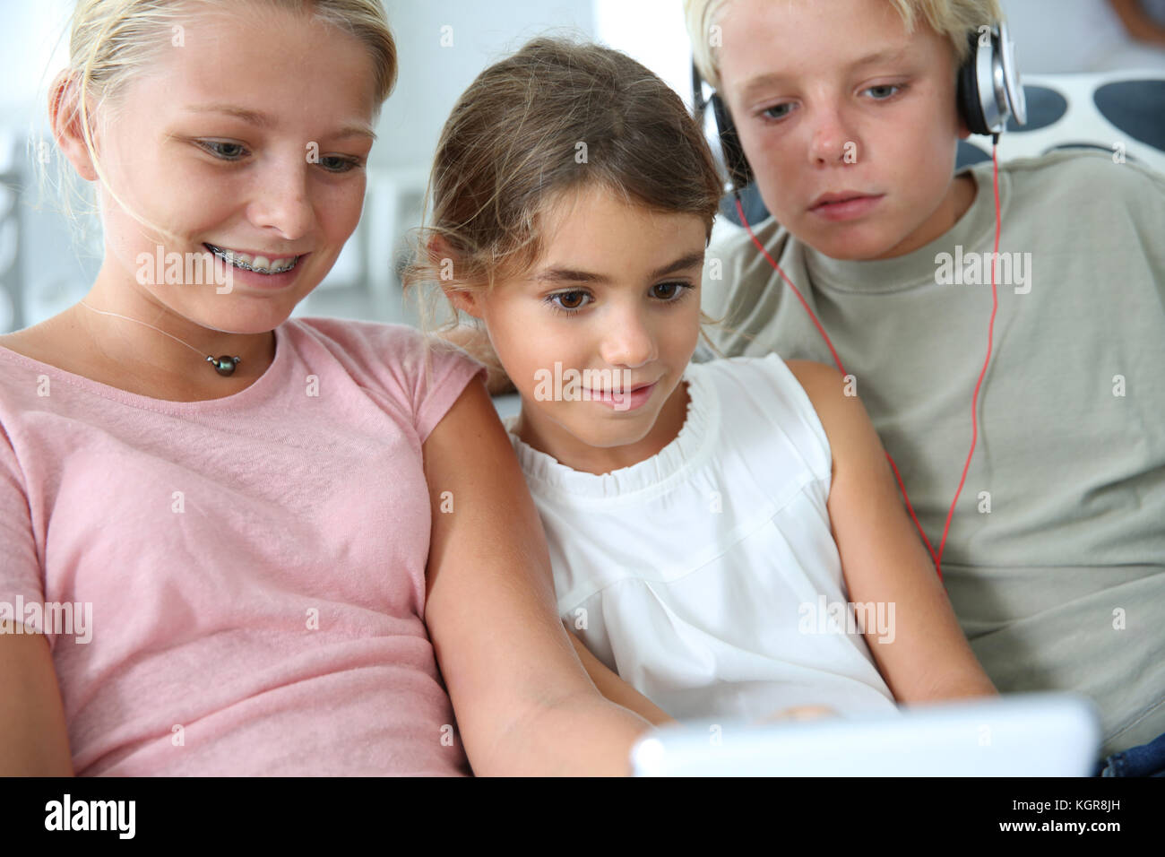 Kinder Hören von Musik auf dem Smartphone Stockfoto