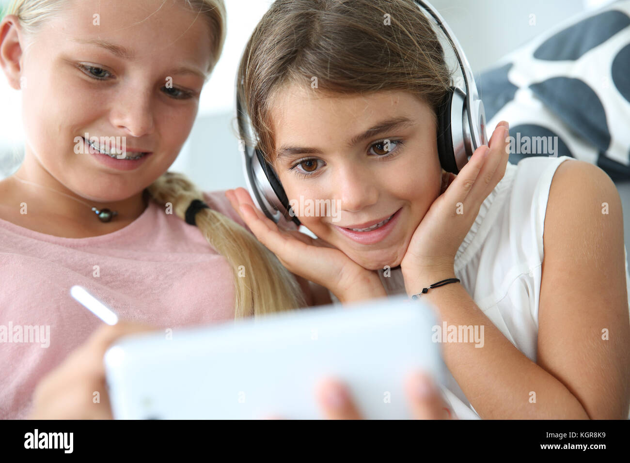 Kinder Hören von Musik auf dem Smartphone Stockfoto
