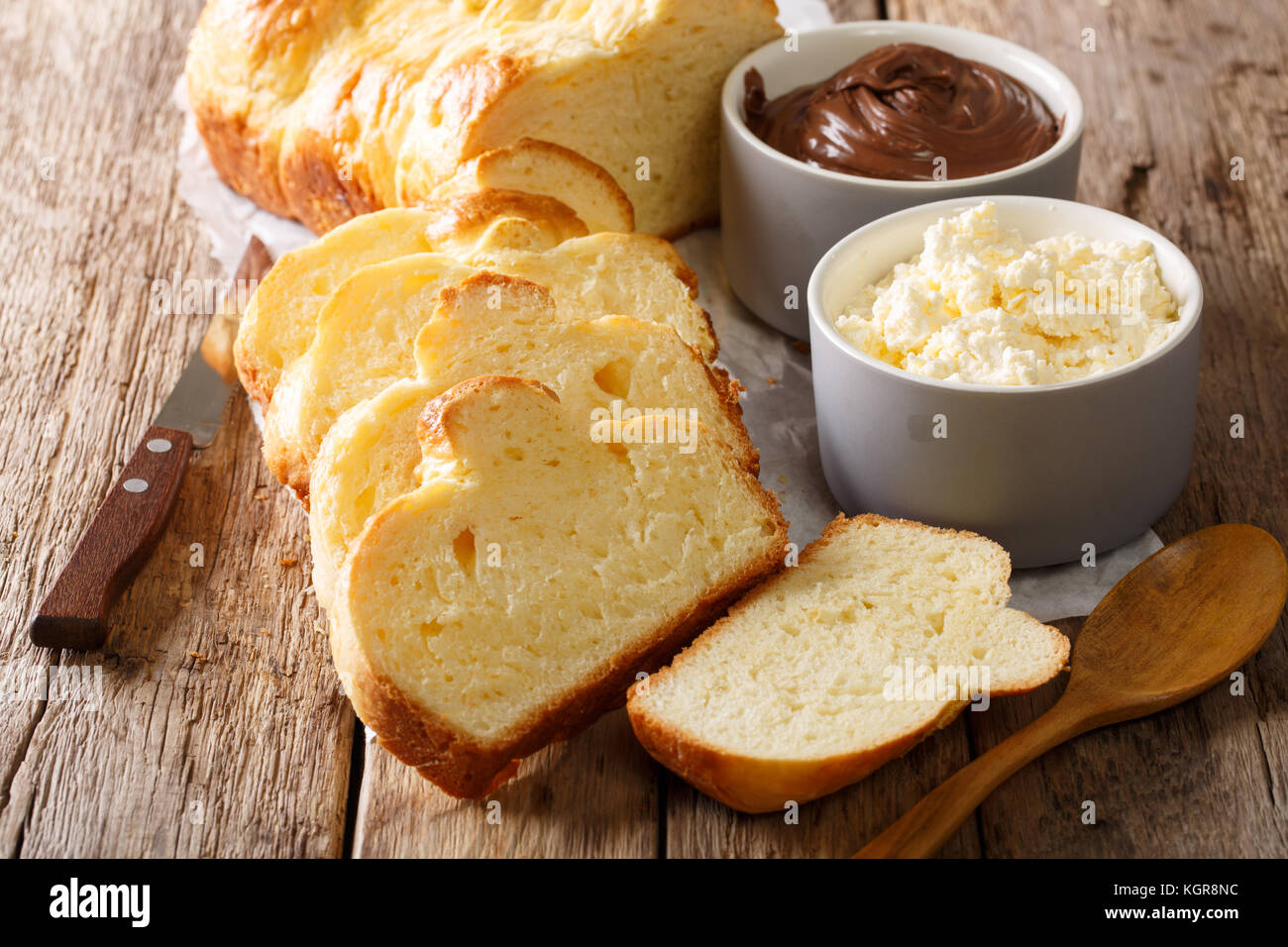 Hausgemachter Brioche Brot und Mascarpone, Schokolade close-up auf dem Tisch. Horizontale Stockfoto