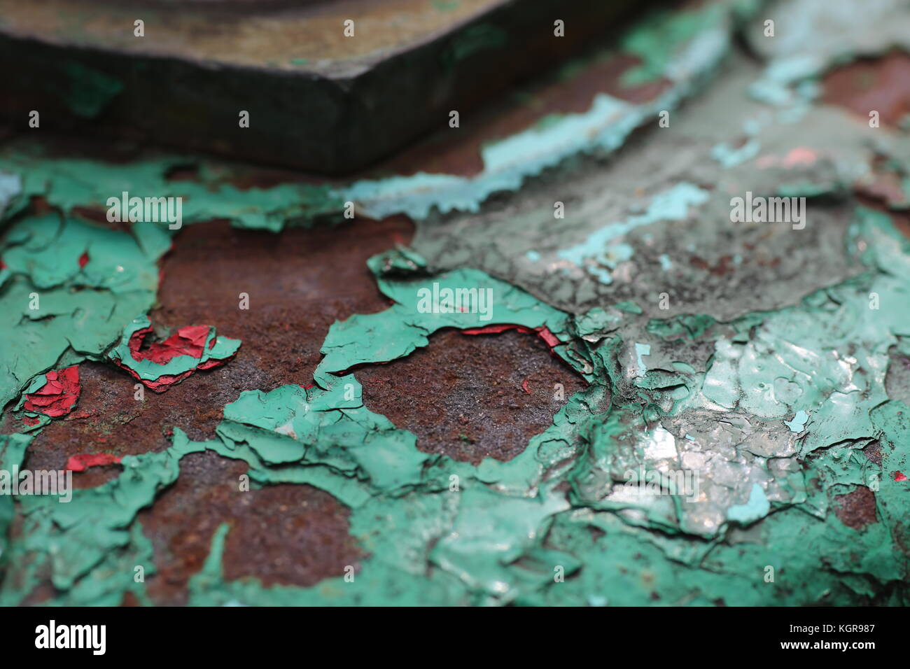 In der Nähe eines Hydranten mit abgeplatzte Farbe Stockfoto