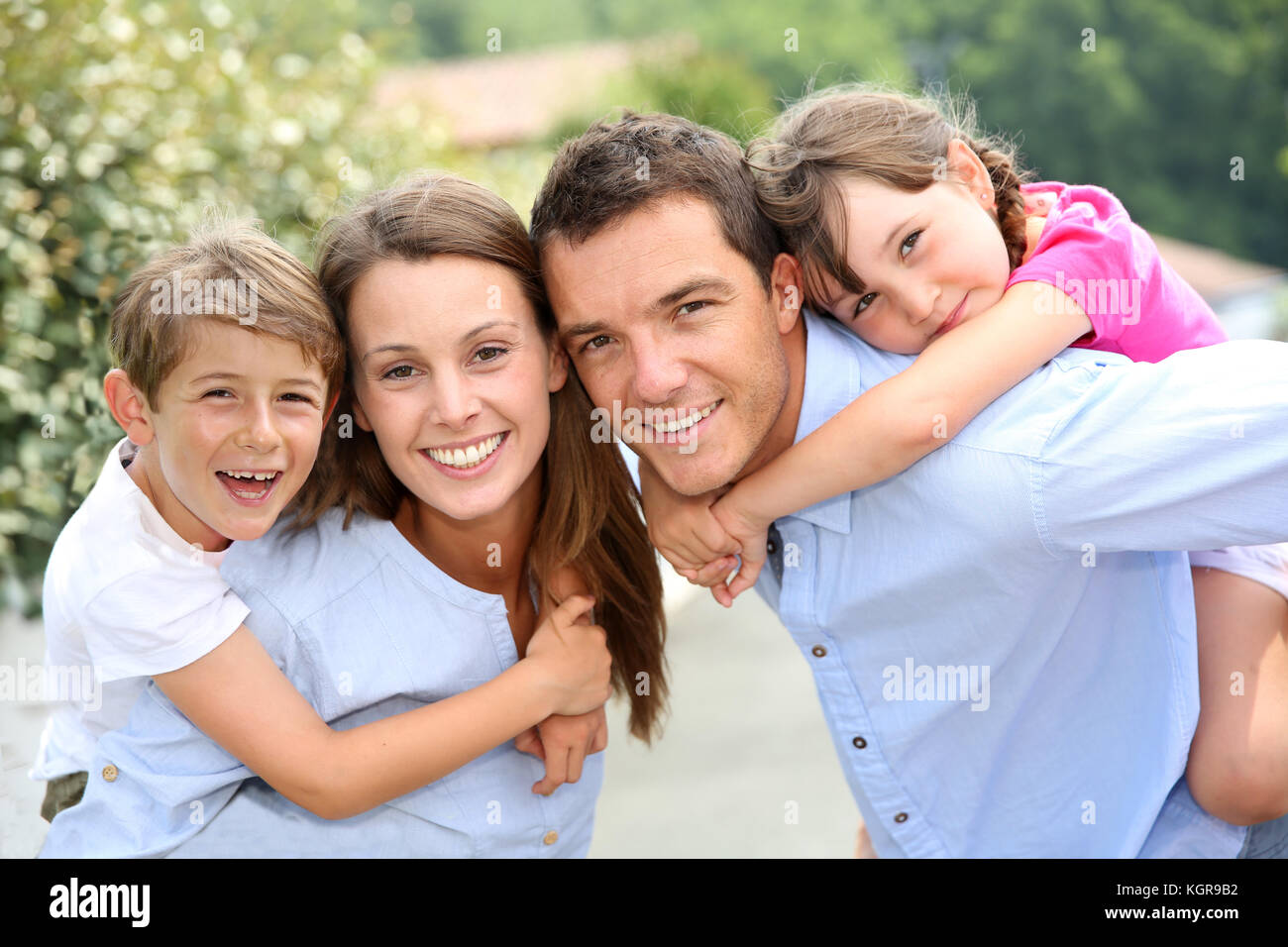 Portrait der glücklichen Familie mit jungen Kindern Stockfoto