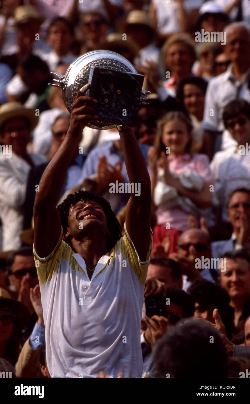 Yannick Noah feiert nach dem Gewinn der French Open 1983 Finale in Roland Garros. Stockfoto
