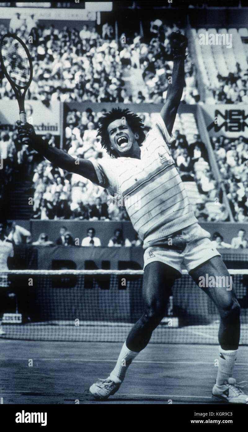 Yannick Noah feiert nach dem Gewinn der French Open 1983 Finale in Roland Garros. Stockfoto