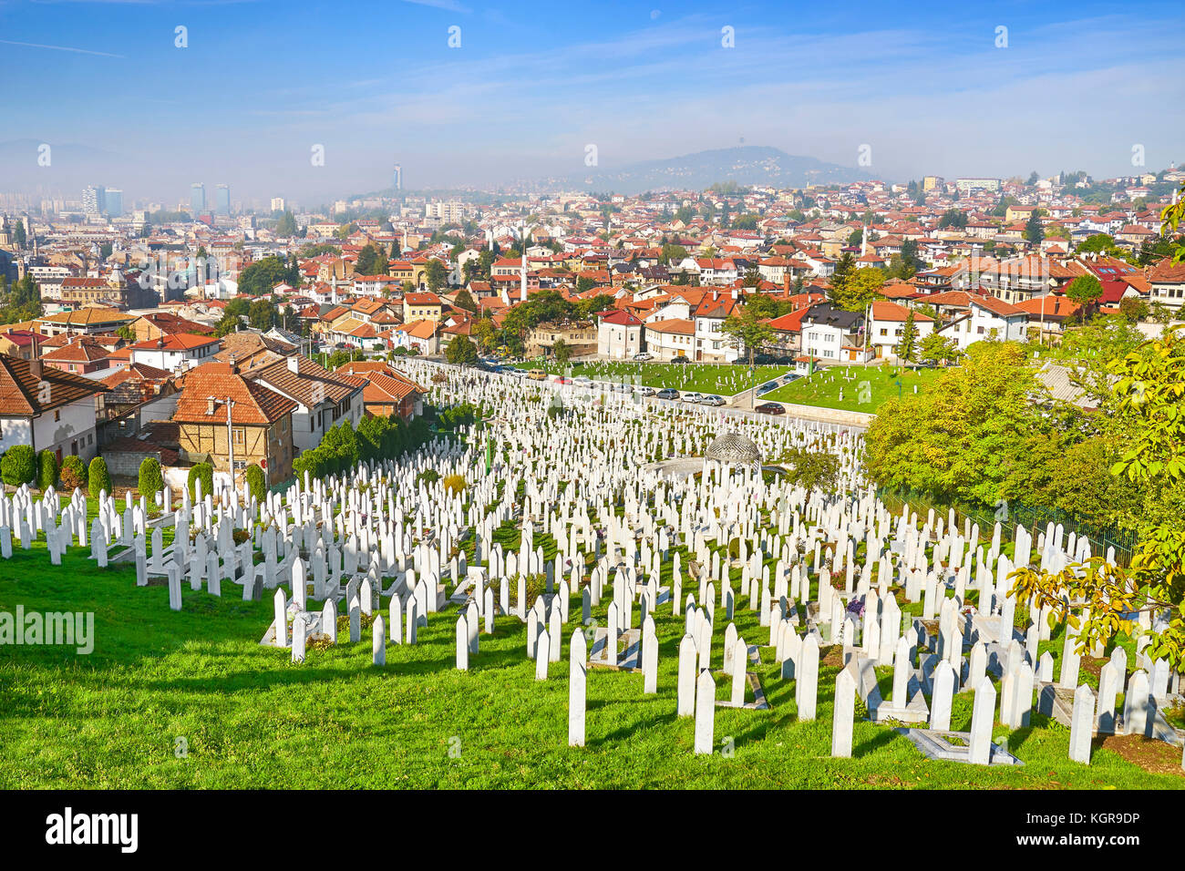 Kovaci Soldatenfriedhof und Stadtbild Sarajevo, Bosnien und Herzegowina Stockfoto