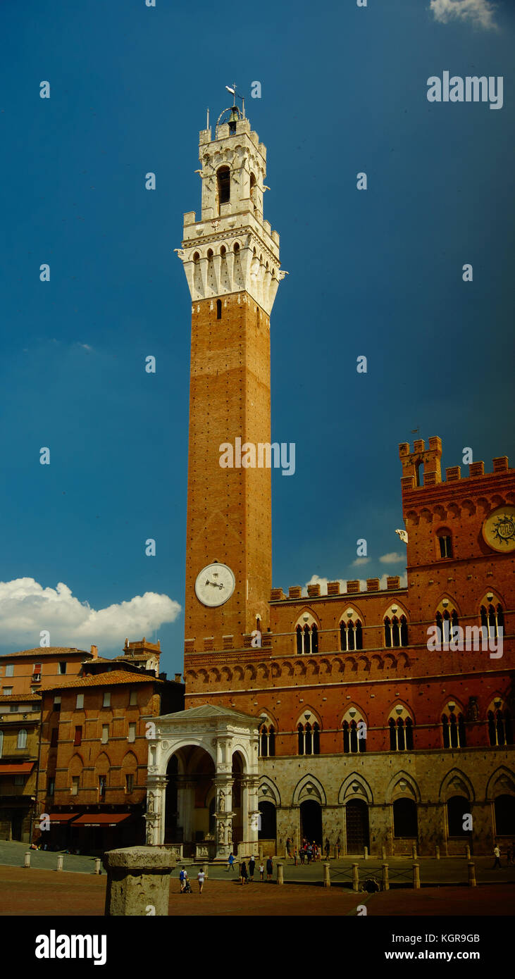 SIENA, ITALIEN, Piazza del Campo und Rathaus Stockfoto