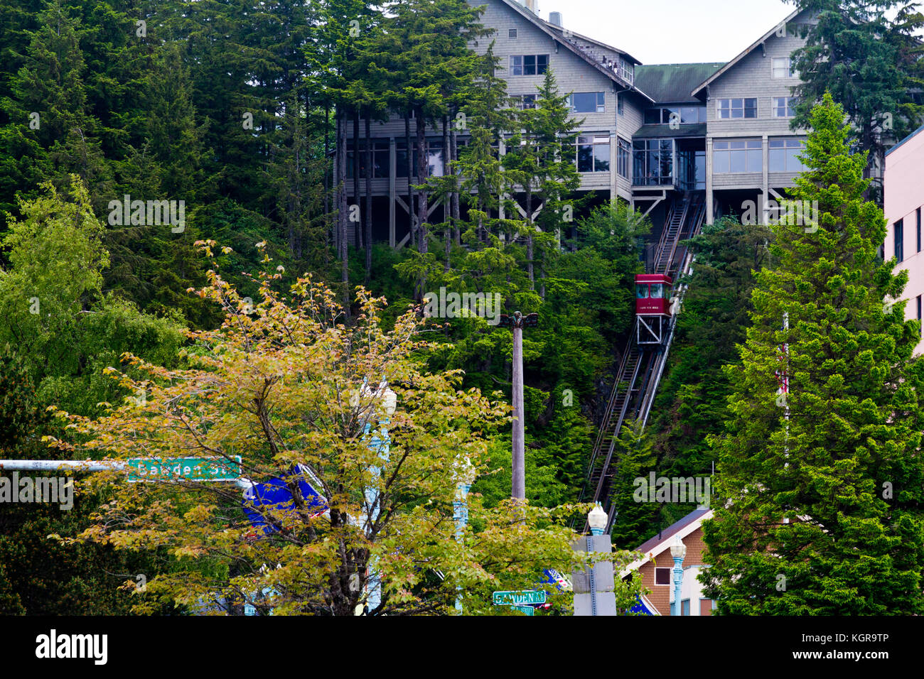 Die Seilbahn steigt Cape Fox Hill in Ketchikan, Alaska. Stockfoto