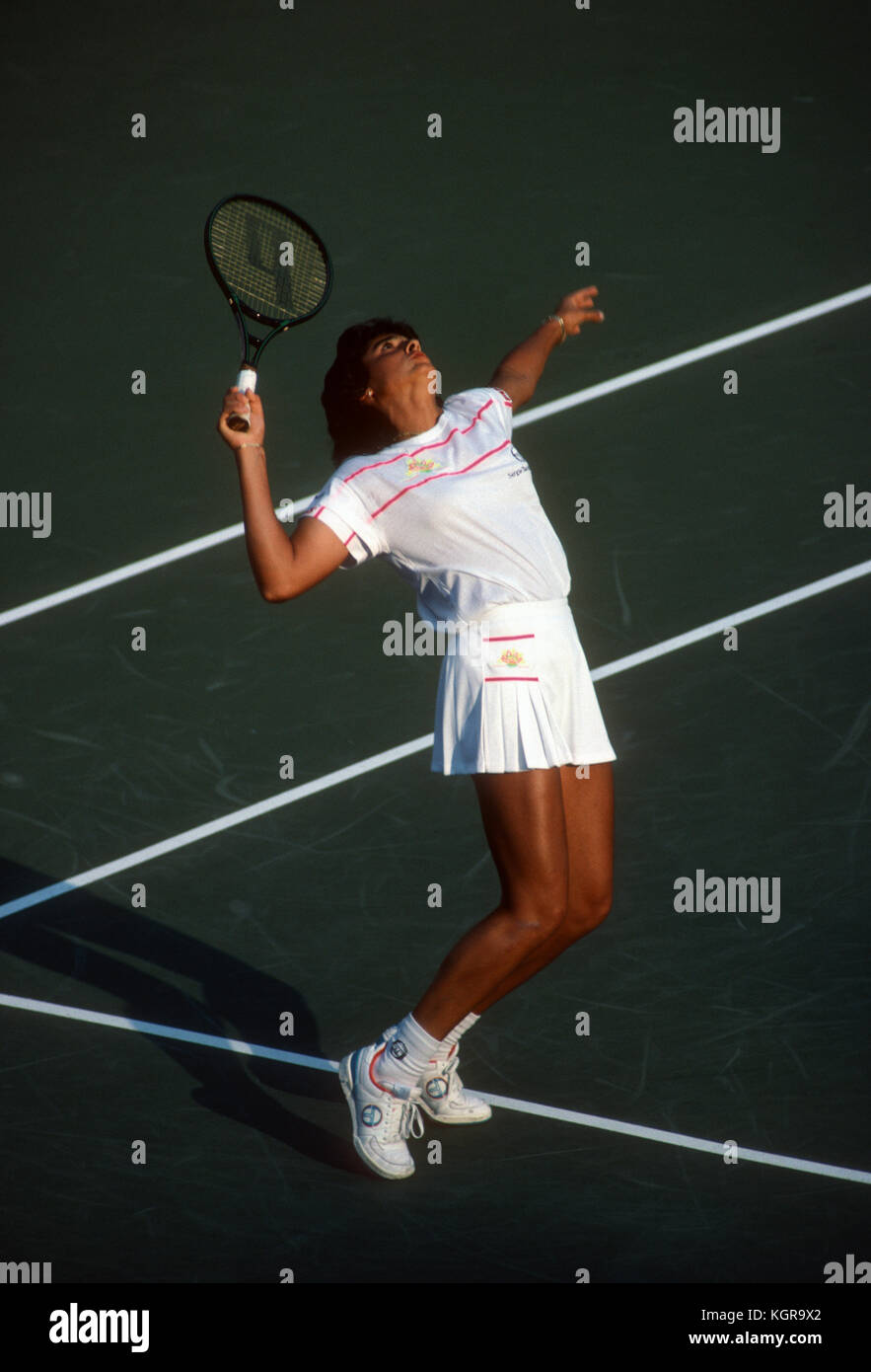 Gabriela Sabatini die Vorbereitung bei einem Match auf dem Stand von 1990 US Open zu dienen. Stockfoto