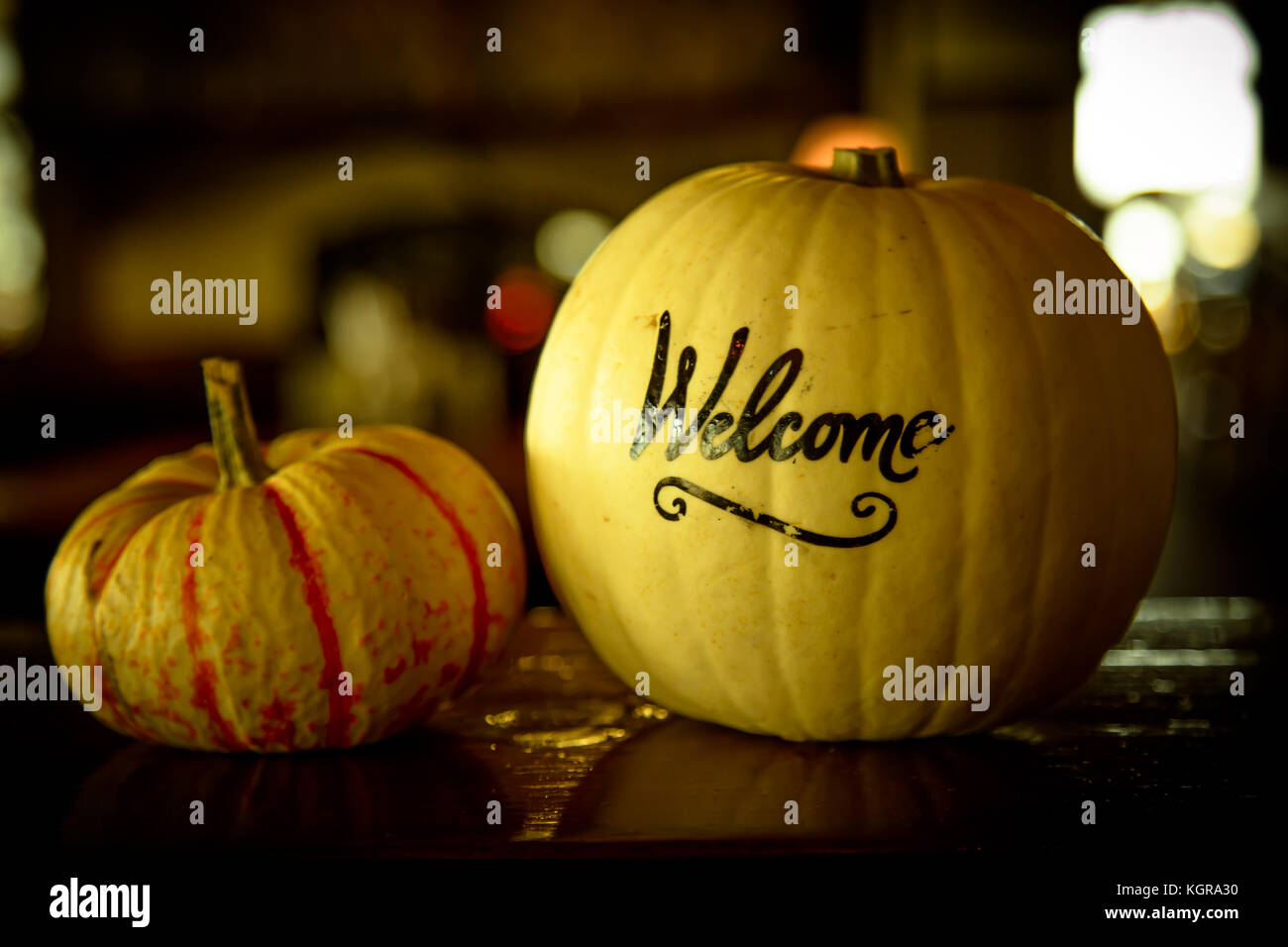 Halloween Kürbisse Wort willkommen Hintergrund Stockfoto