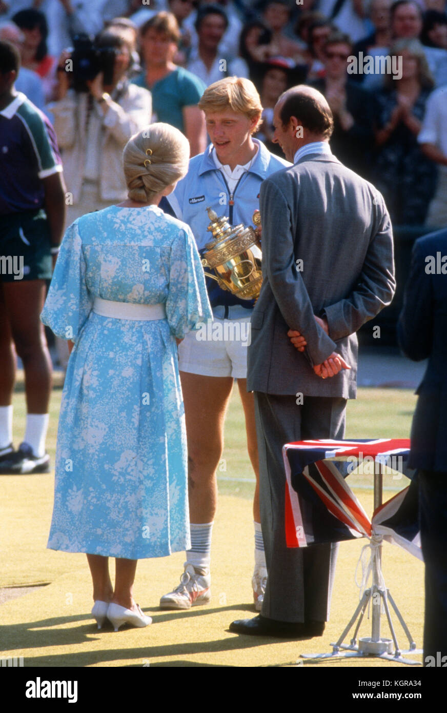 Boris Becker gratulierte der Herzog und die Herzogin von Kent nach seinem Sieg 1985 in Wimbledon. Stockfoto