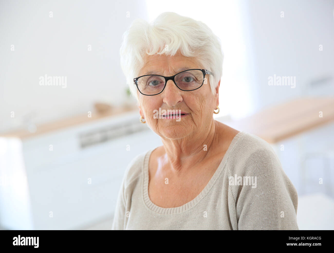 Porträt der alten Frau mit Brille Stockfoto