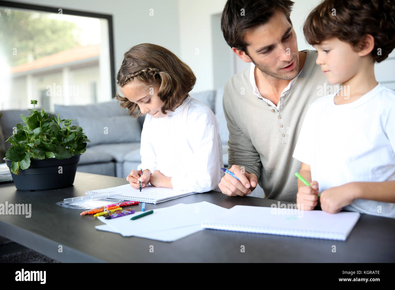 Papa Spaß mit Kindern zeichnen Stockfoto