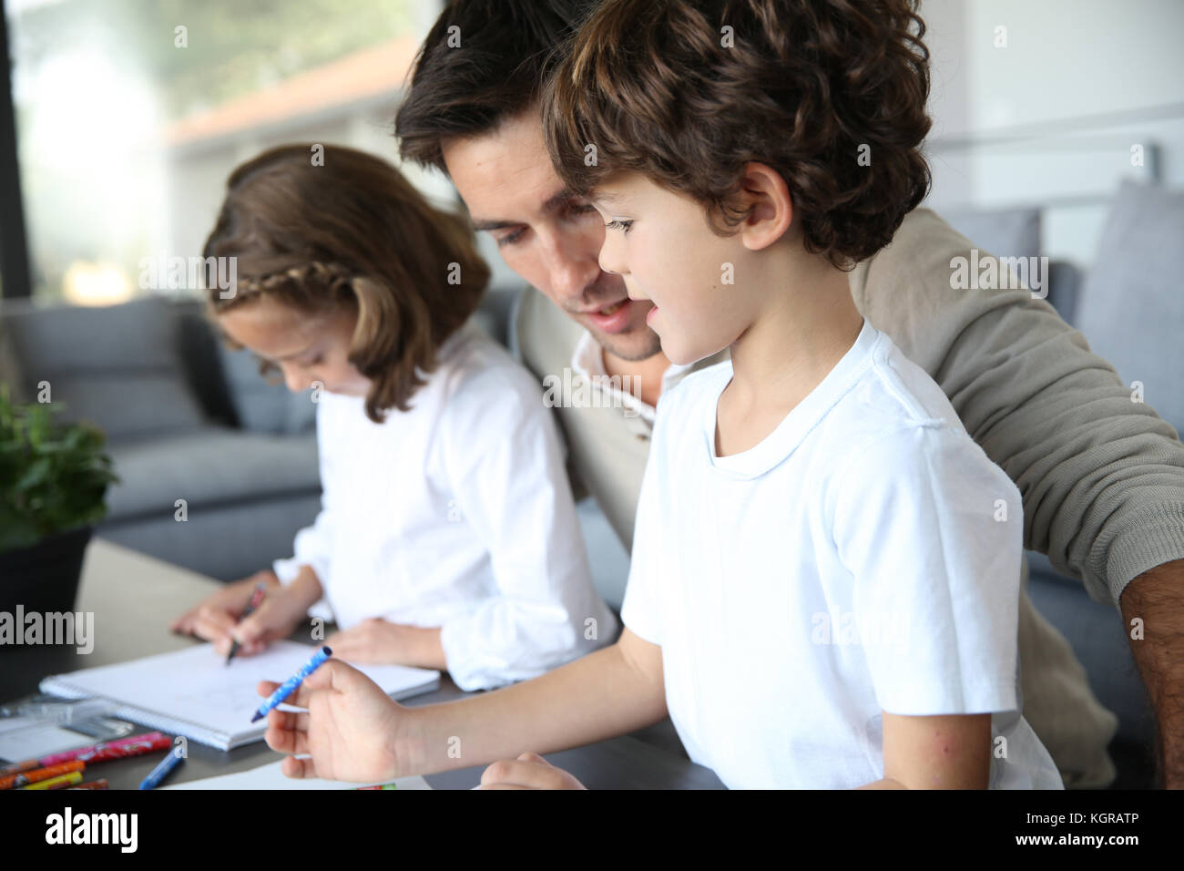 Papa Spaß mit Kindern zeichnen Stockfoto