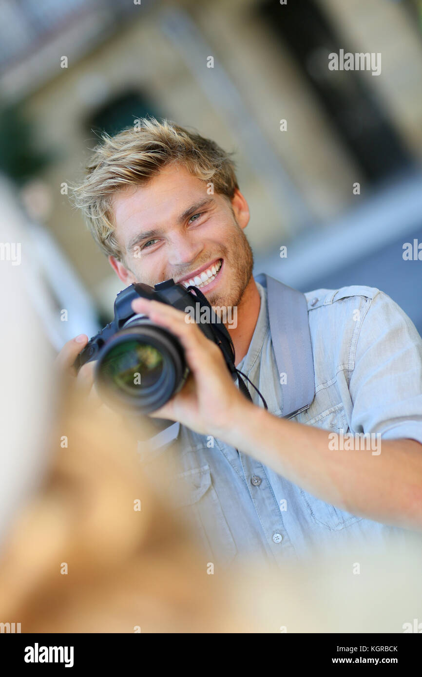 Junge Fotograf shooting Modell außerhalb Stockfoto