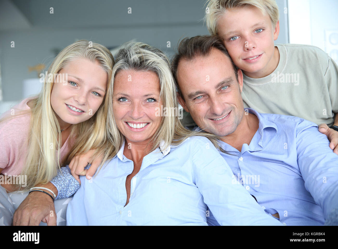 Glückliche Familie von vier an Kamera suchen Stockfoto