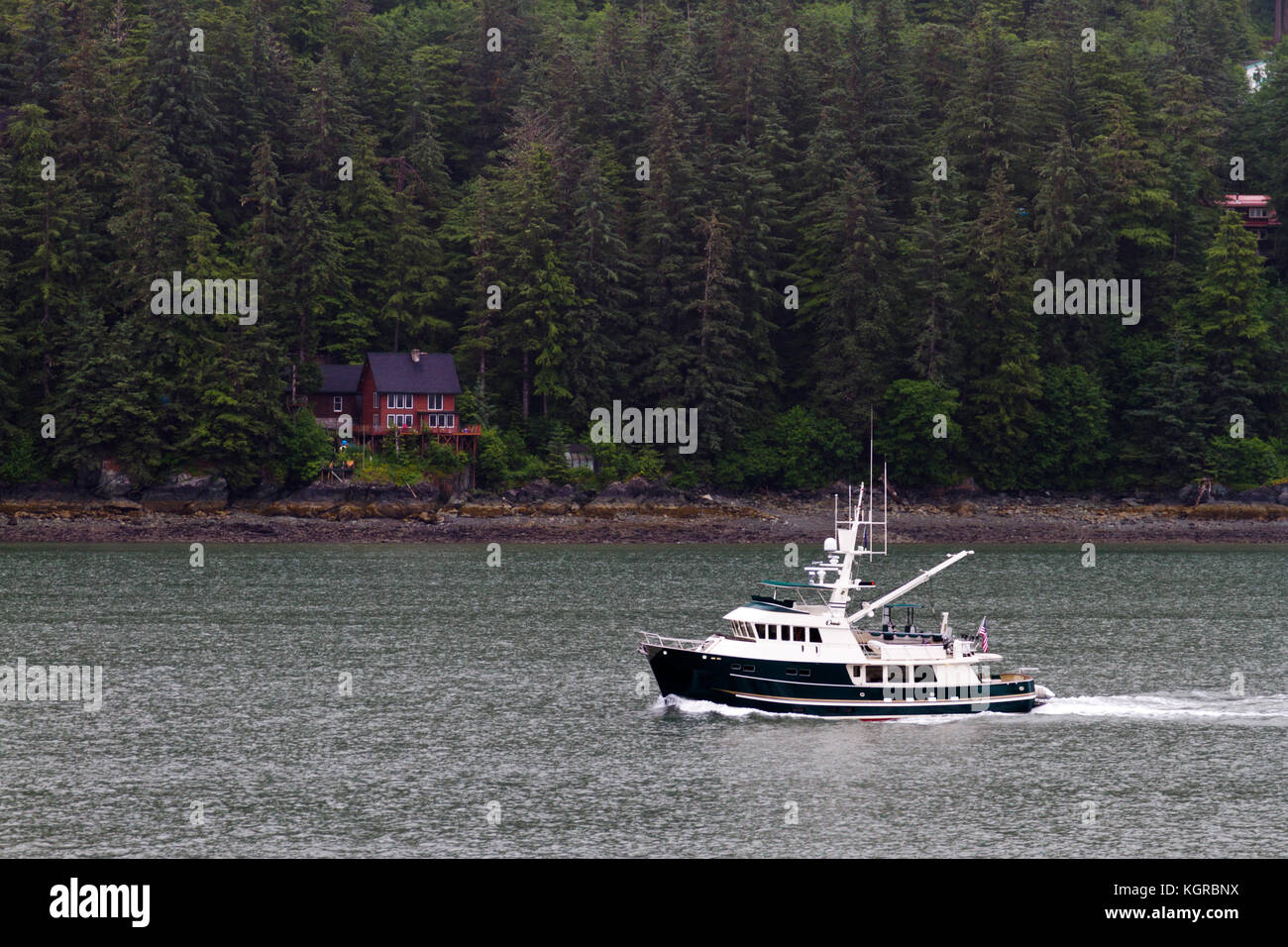 Ein Fischerboot Kreuzfahrt entlang der Küste Alaskas in der Nähe von Ketchikan. Stockfoto