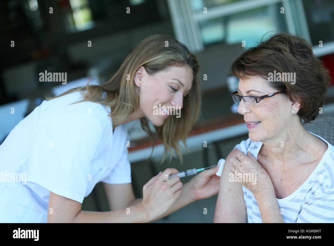 Ältere Frauen, die Grippe Impfstoff Stockfoto