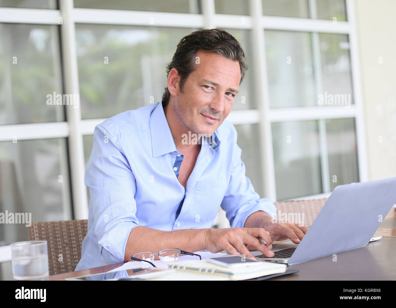 Menschen, die von zu Hause aus arbeiten am Laptop. Stockfoto
