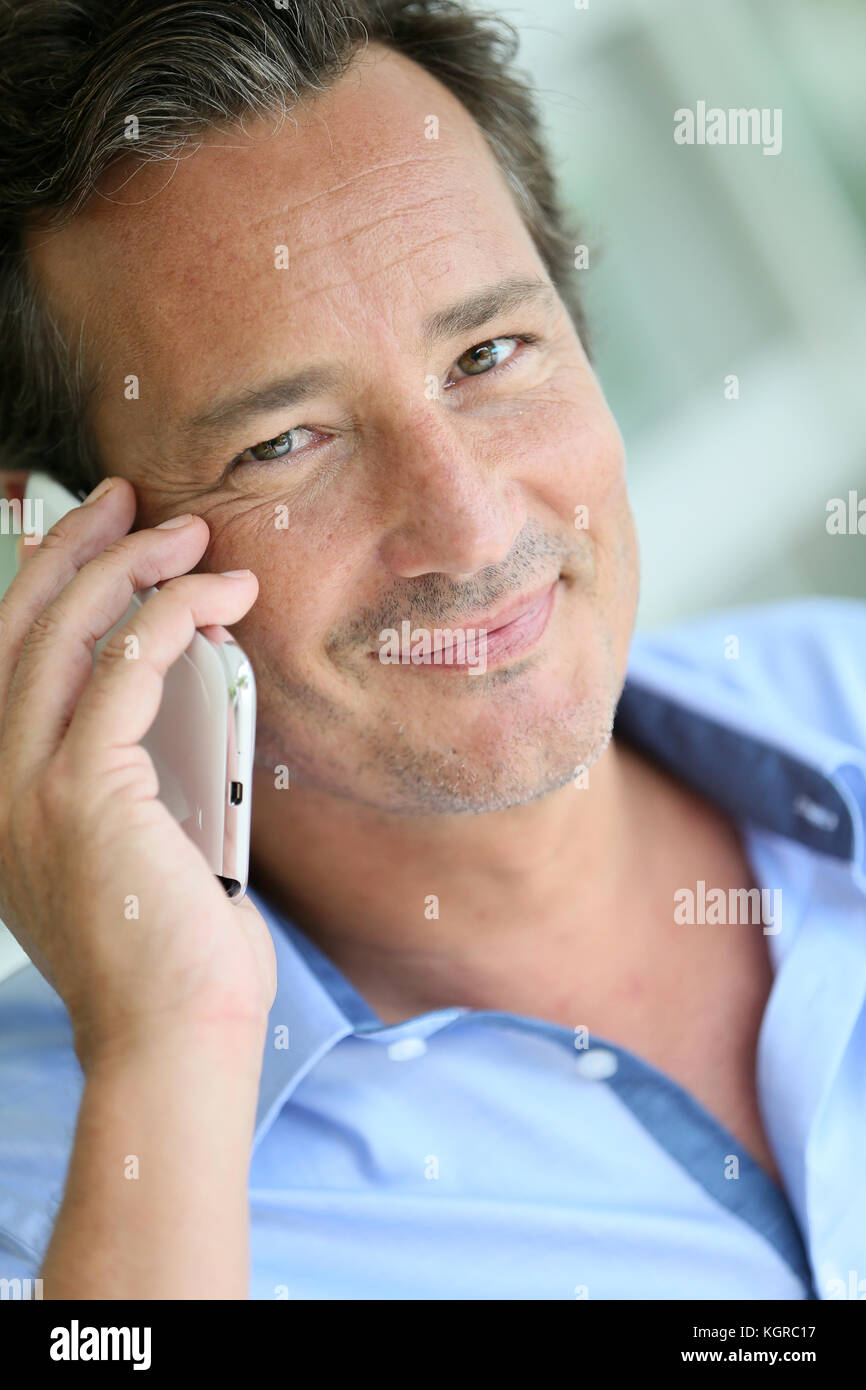 Porträt der 40-jährige Mann mit Handy Stockfoto