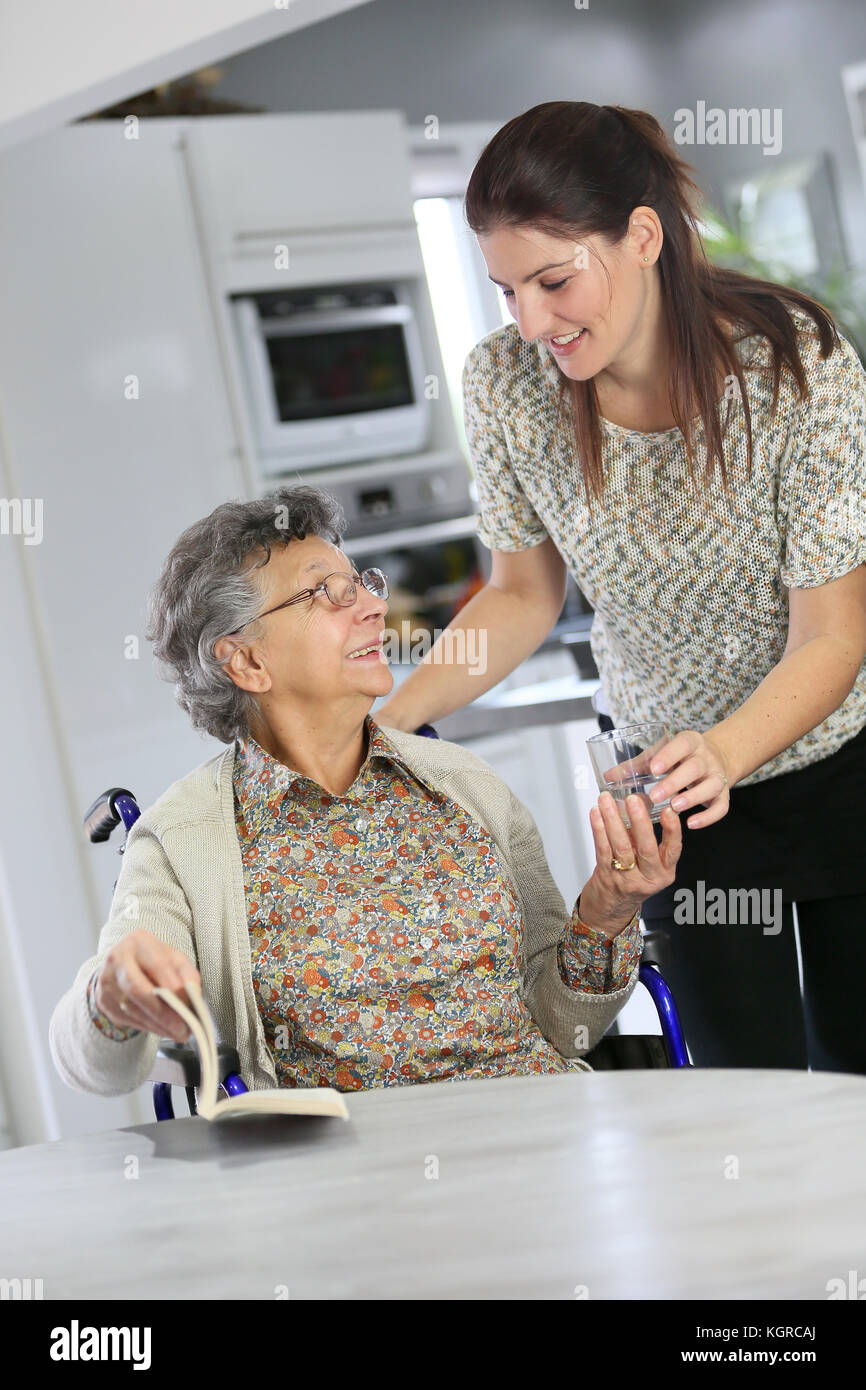 Porträt der alten Frau im Rollstuhl mit Home carer Stockfoto