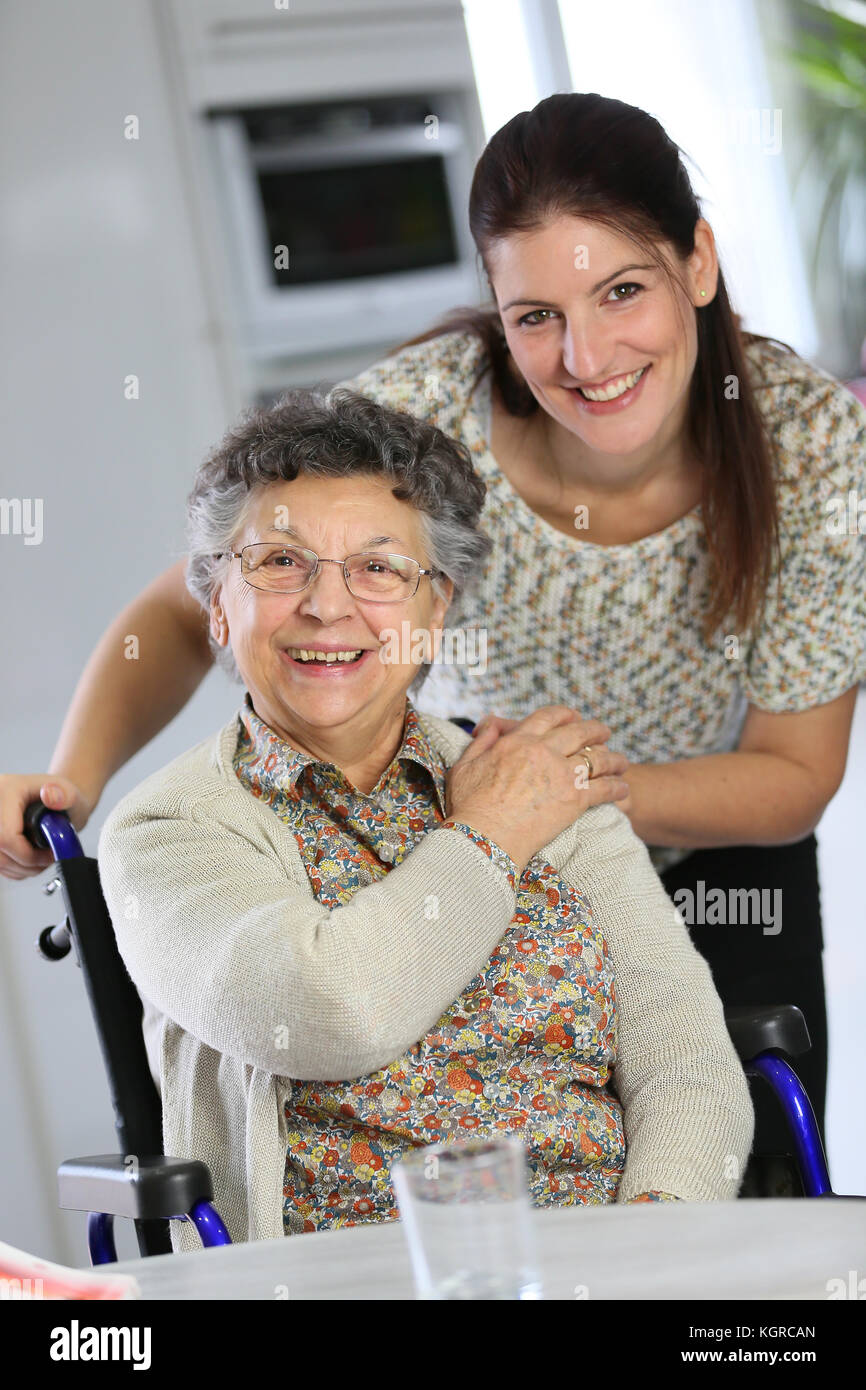 Porträt der alten Frau im Rollstuhl mit homecarer Stockfoto