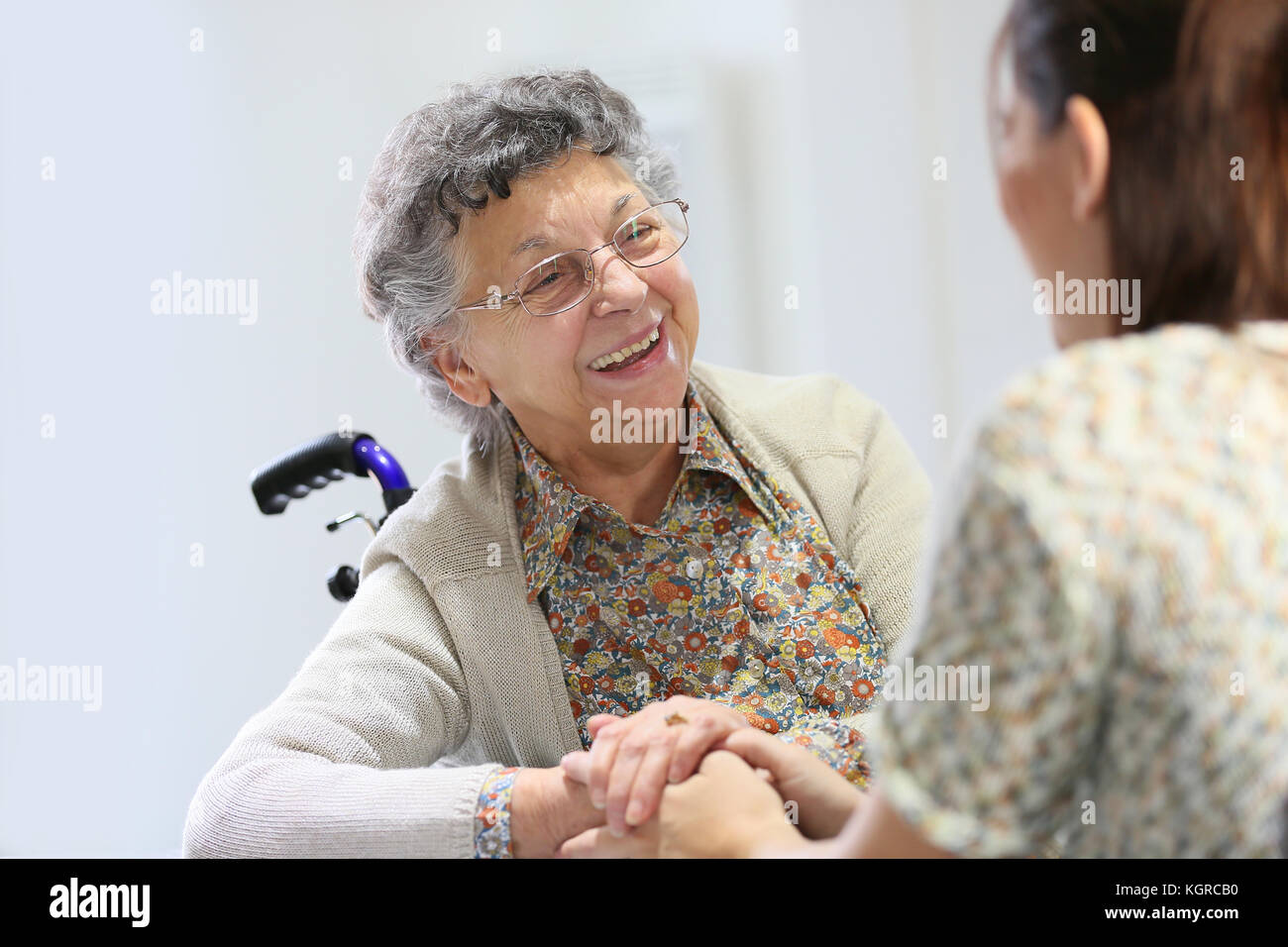 Ältere Frau gute Zeit mit Home carer Stockfoto
