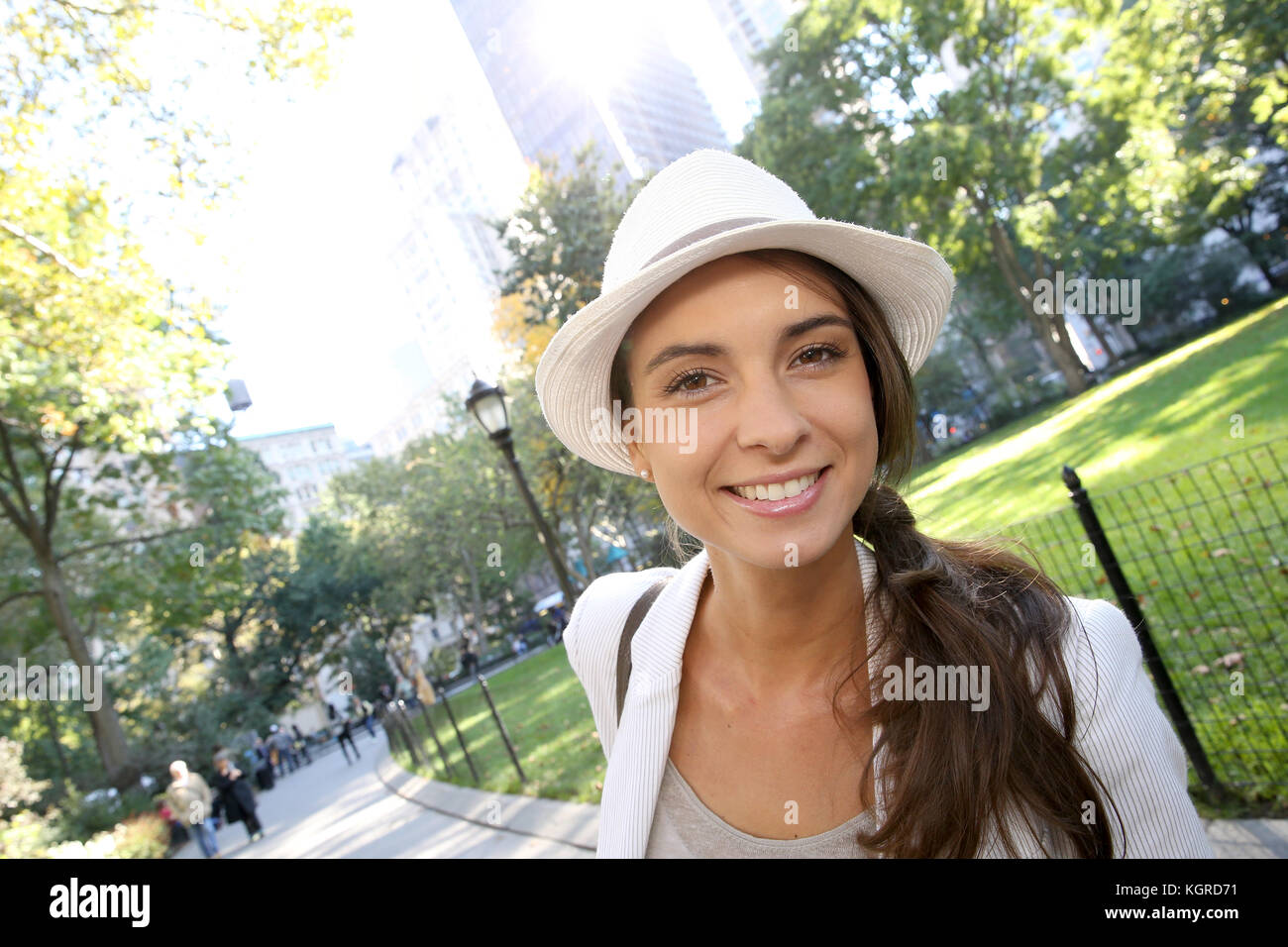 Trendige Mädchen walking im Madison Square Park in Manhattan Stockfoto