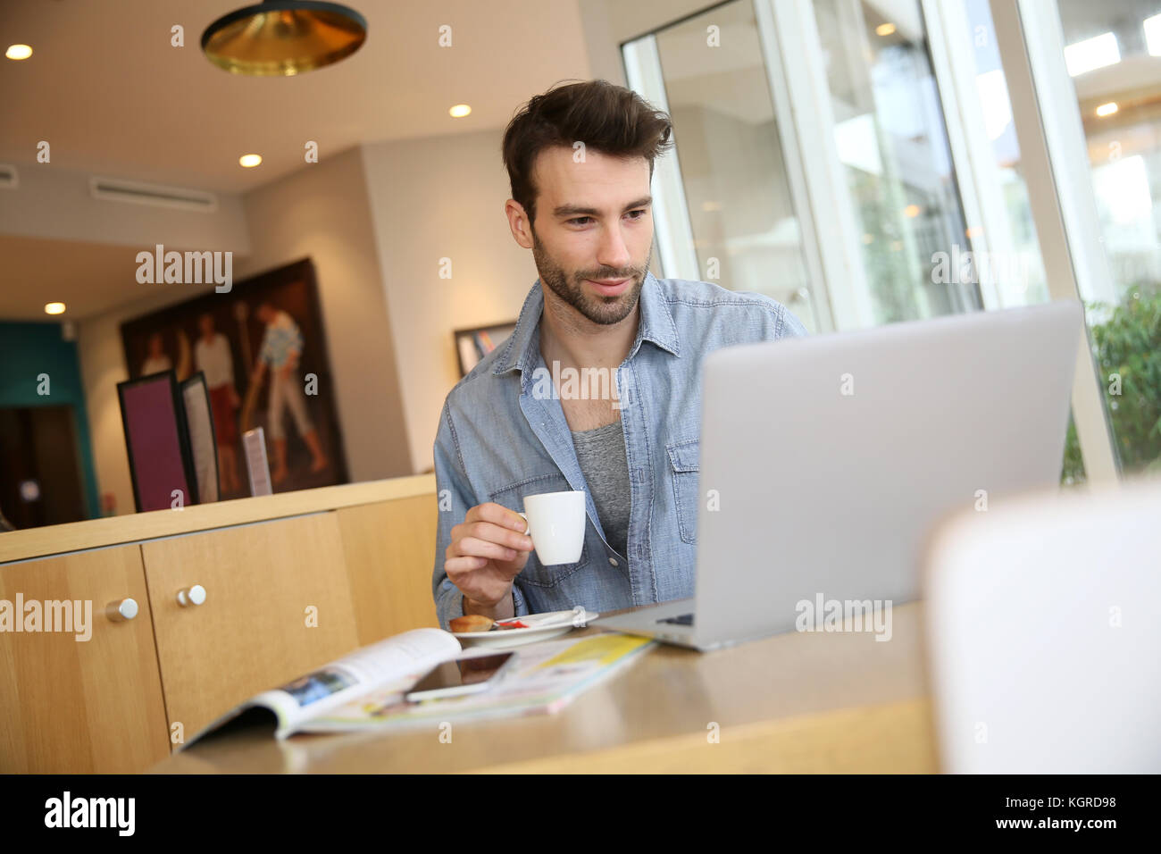 Mann auf Laptop von zu Hause aus arbeiten Stockfoto