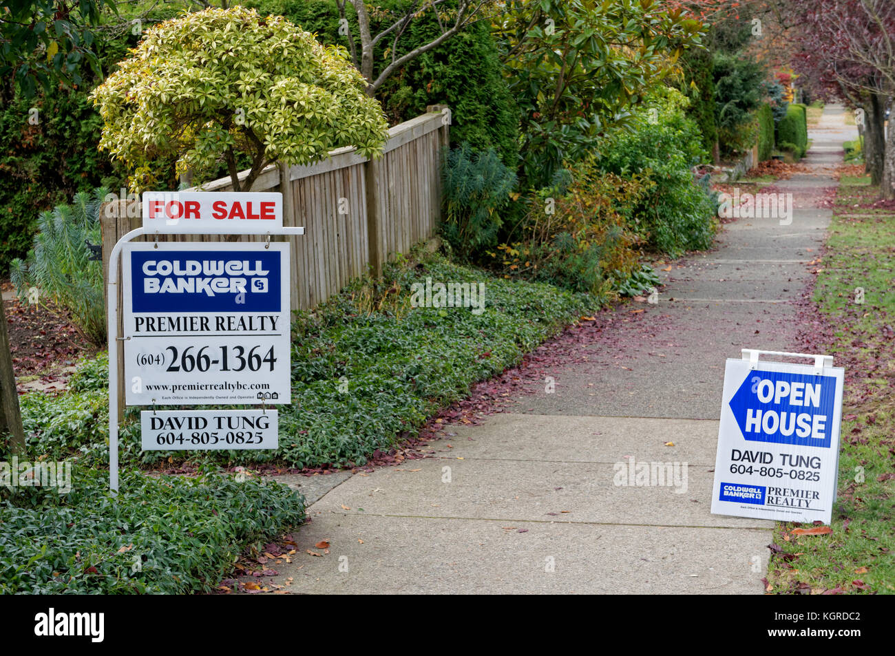 Haus zum Verkauf und offenes Haus immo Zeichen in einer Wohnstraße in Vancouver, BC, Kanada Stockfoto