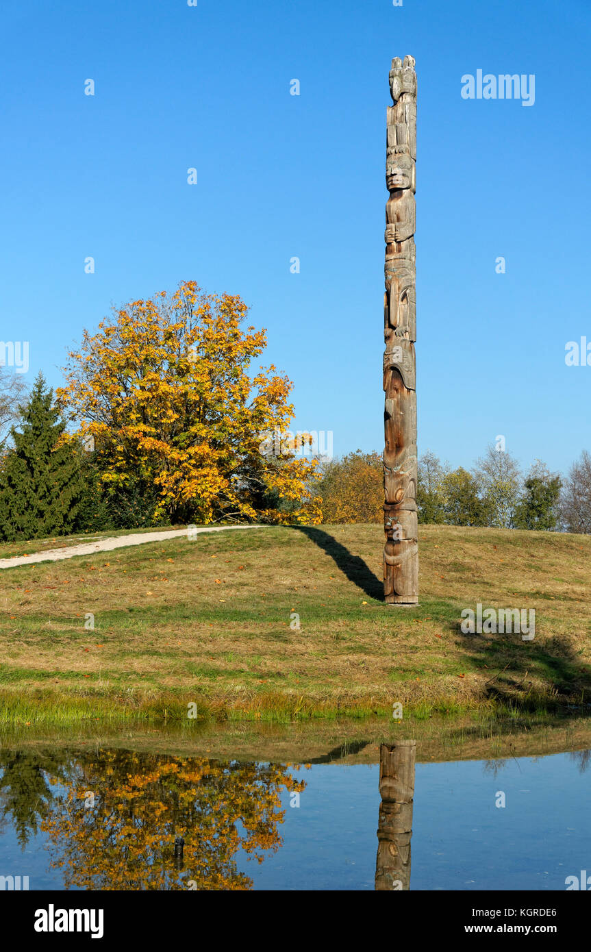 Kwakwaka'wakw oder Kwakiutl erste Nationen Totem Pole von Mungo Martin geschnitzten spiegeln sich in einem Teich an der UBC Museum der Anthropologie, Vancouver, BC, Kanada Stockfoto Kwakwaka'wakw oder Kwakiutl erste Nationen Totem Pole von Mungo Martin geschnitzten spiegeln sich in einem Teich an der UBC Museum der Anthropologie, Vancouver, BC, Kanada Stockfoto