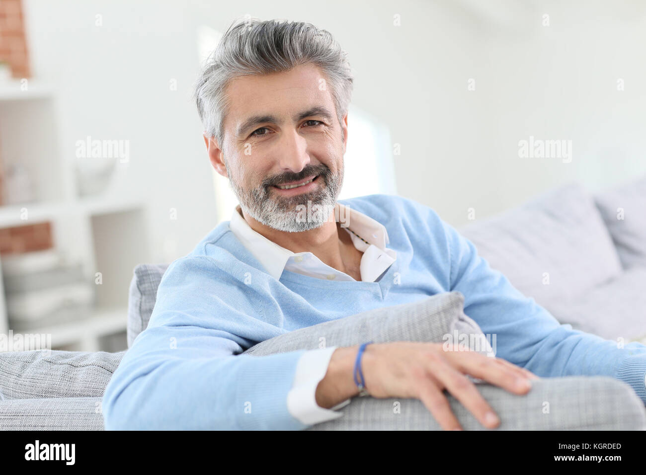 45-jähriger Mann im Sofa zu Hause Stockfoto