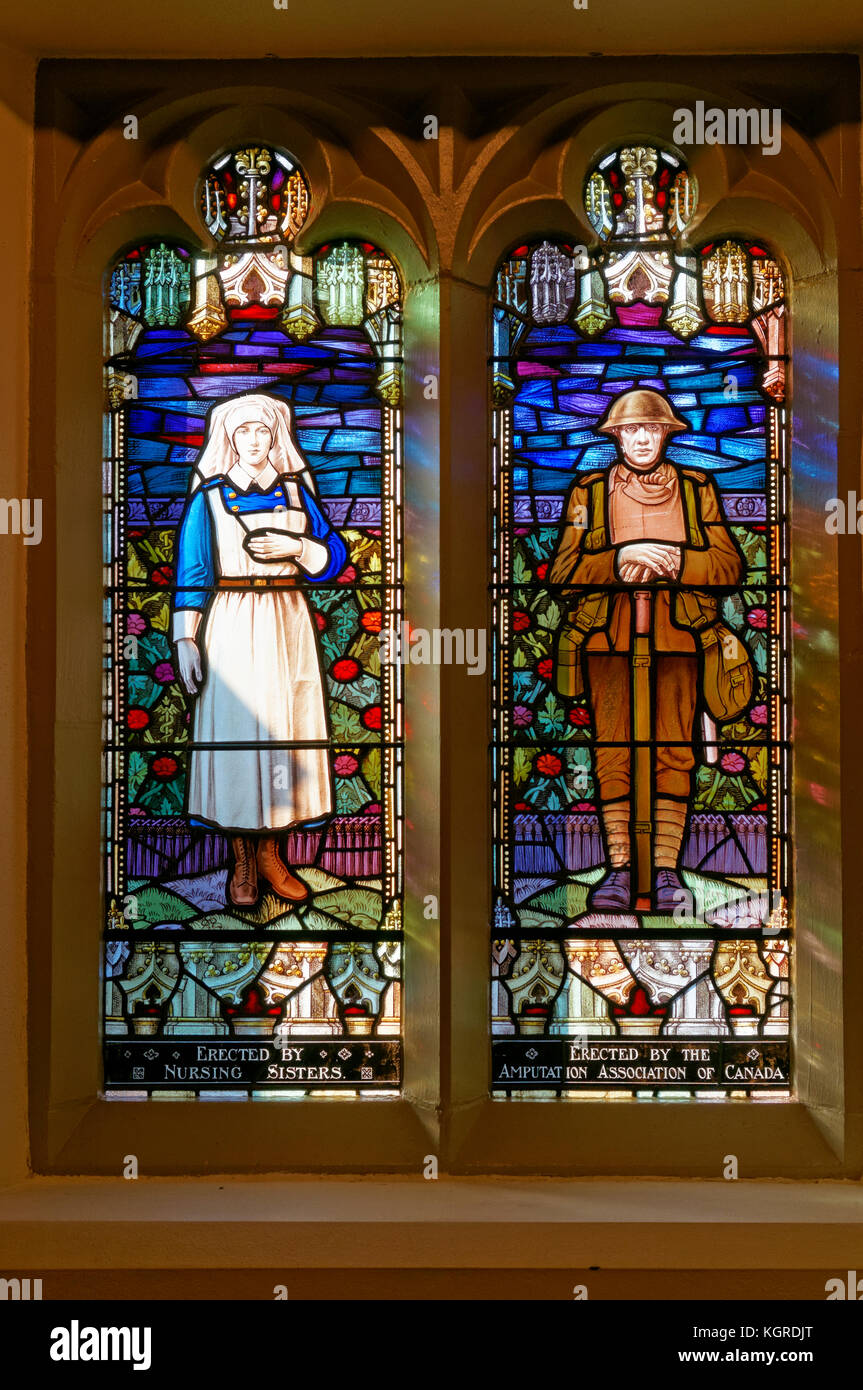 Memorial Glasfenster einer kanadischen Weltkrieg Soldat und Krankenschwester in der kanadischen Memorial United Church, Vancouver, BC, Kanada Stockfoto