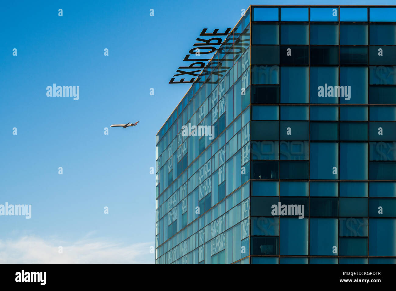 Erkunden, Gebäude mit im Glas mit dem Flugzeug fliegen durch reflektierte erkunden Stockfoto
