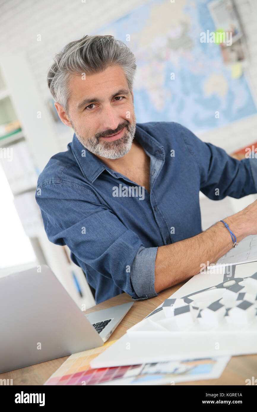 Porrtait der lächelnden Architekt im Büro Stockfoto