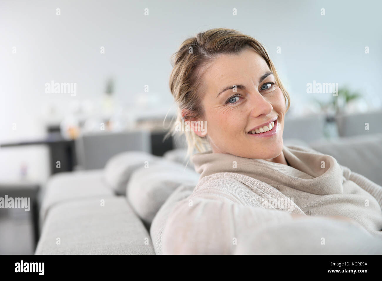 Portrait von reife Frau entspannen im Sofa Stockfoto